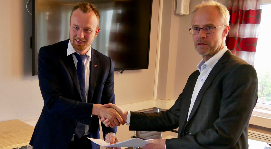 Fylkesordfører Sven Tore Løkslid og Finn Tore Sylte fra Norsk Mineral AS i 2019.